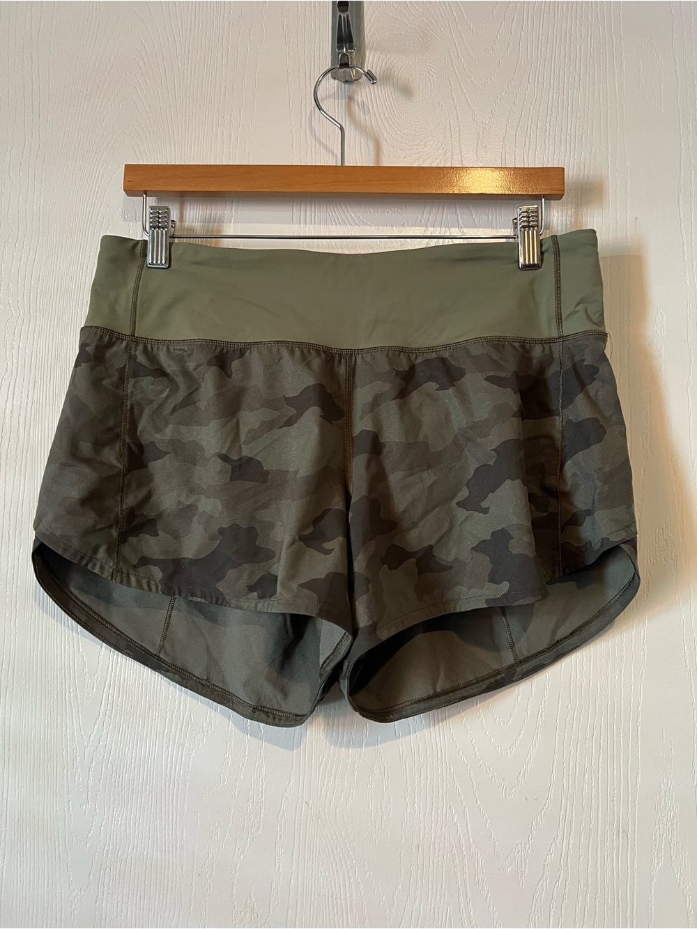 Lululemon Savasana Camo Fatigue Green Print 4-way Speed up Shorts women Sz 8